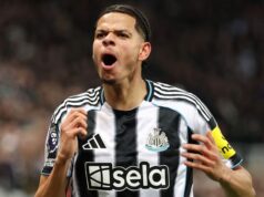 Osula colpisce tardi mentre il Newcastle in 10 uomini infligge la prima sconfitta di Carrick al Man Utd