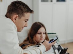 Rapporto Mondiale sulla Felicità 2026: l’uso massiccio dei social media è legato a una minore soddisfazione di vita tra gli adolescenti