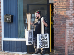 500 gruppi con 3 miliardi di dollari di entrate sono dietro le proteste #NoKings e l’appello comunista alla “rivoluzione”