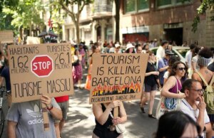 La grande città raddoppia le tasse sui visitatori per diventare una delle più alte tra le preoccupazioni dell’overtourism