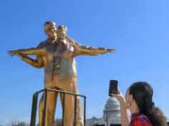 La statua del “Re del mondo” di Trump ed Epstein nella posa del Titanic appare vicino al Campidoglio degli Stati Uniti
