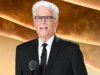 Ted Danson ammette che può essere un “d–k”, cube che la moglie Mary Steenburgen lo paragona a un “cane da discarica”