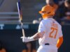 Il battitore del Tennessee festeggia prematuramente il through libera a Homer mentre l’outfielder della Georgia fa una presa incredibile