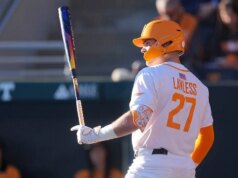 Il battitore del Tennessee festeggia prematuramente il through libera a Homer mentre l’outfielder della Georgia fa una presa incredibile