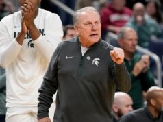 L’allenatore del Michigan State Tom Izzo, 71 anni, interrompe con enfasi i discorsi sulla pensione dopo la sconfitta di Candy 16