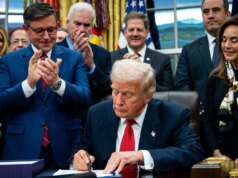 GUARDA: Trump diventa virale per aver illustrato come ridurre gli sprechi del governo con la sua penna preferita della Casa Bianca