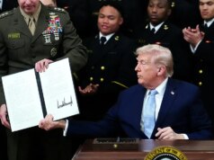 Il commissario della Conferenza americana Tim Pernetti ringrazia Trump per l’ordine esecutivo del gioco Esercito-Marina