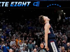 Braylon Mullins di UConn mette a segno una tripla vincente per scioccare Duke, avanzando alle Ultimate 4 maschili