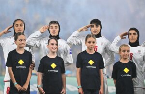 Dopo l’inno nazionale muto, il “saluto militare” della squadra di calcio iraniana durante gli attacchi USA-Israele
