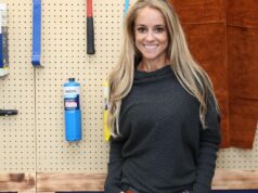 Nicole Curtis di “Rehab Addict” non riesce a smettere di scavare scorregge durante una chat di “Breakfast Membership”