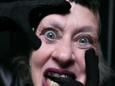 Le pesche non possono essere schiacciate: il provocatore shock-pop prospera ancora sul palco a 60 anni