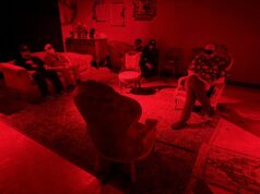 Questa commedia di Los Angeles vuole che tu senta la storia in modo viscerale, tenendoti bendato