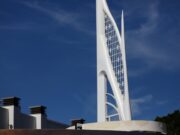 Il suo ritratto di MLK con una felpa con cappuccio è diventato virale. Ora condivide un messaggio nella sua arte Downtown Disney