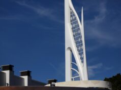 Il suo ritratto di MLK con una felpa con cappuccio è diventato virale. Ora condivide un messaggio nella sua arte Downtown Disney