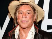Mickey Rourke ha sfrattato oltre 60.000 dollari di affitto non pagato dopo aver rifiutato 100.000 dollari in donazioni