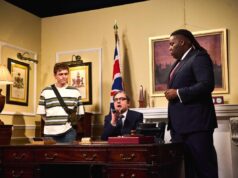 Con Tina Fey come prima conduttrice, ‘SNL UK’ è iniziato con scenette familiari e umorismo molto britannico