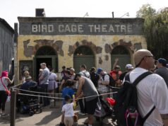 All’interno della Knott’s Berry Farm, un piccolo teatro vanta spettacoli turbolenti ed ex alunni come Steve Martin