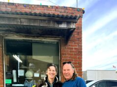 Gli uomini americani sono soli. Andrew McCarthy, in recupero da solitario, ha trovato una cura?