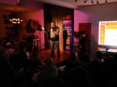 Il Bergamot Comedy Pageant crea lo spazio affinché i comici possano fallire, crescere e appartenere