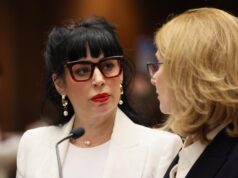 Il capo della polizia di Los Angeles ha appoggiato i poliziotti che hanno sparato all’autore, l’ex bassista dei Weezer; la commissione lo ha annullato