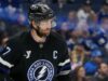 Victor Hedman dei Lightning esce contro Canucks con un infortunio non rivelato