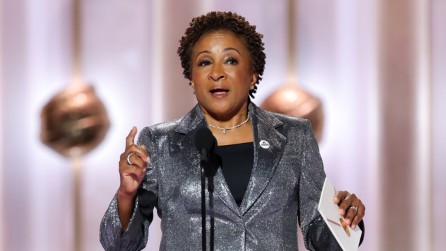 wanda-sykes-speaks-on-stage.png