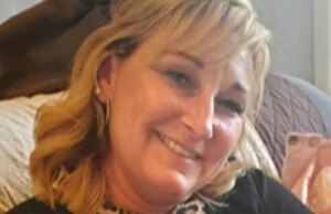 Un cartellone pubblicitario trolla il marito della donna scomparsa, sospettato del suo omicidio