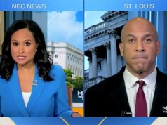 Cory Booker si confronta con una vecchia clip in cui cube di amare Donald Trump