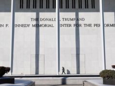 Il musicista che ha annullato lo spettacolo festivo del Kennedy Middle chiede l’archiviazione della causa