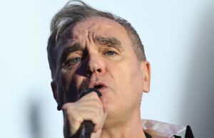 Morrissey annulla il concerto in Spagna dopo che i festeggiamenti locali lo hanno privato del sonno