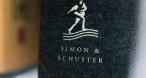 Simon & Schuster nomina l’ex dirigente di Amazon Greg Greeley amministratore delegato, succedendo a Jonathan Karp