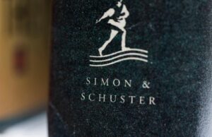 Simon & Schuster nomina l’ex dirigente di Amazon Greg Greeley amministratore delegato, succedendo a Jonathan Karp