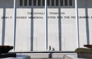 Il parlamentare democratico chiede al giudice di togliere il nome di Trump dal Kennedy Middle
