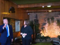 Trump fa una deviazione alla Graceland di Elvis Presley a Memphis durante la guerra in Iran e i disordini all’aeroporto