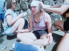 La moglie insanguinata del medico vista in bodycam dopo aver gridato aiuto per la presunta aggressione del marito