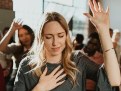 Le conversioni cattoliche aumentano mentre i giovani adulti “affamati di verità” si rivolgono alla fede e rifiutano il secolarismo, cube il vescovo