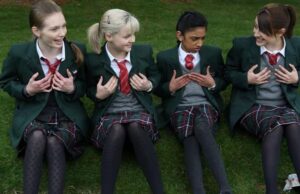 Le star di Angus, Thongs e Perfect Snogging si riuniscono 18 anni dopo con una dolce foto