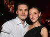 Brooklyn Beckham cube a Nicola Peltz “ne abbiamo passate tante” in un sincero tributo per l’anniversario