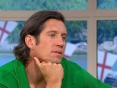 Vernon Kay accenna alla “polemica” di Radio 2 dicendo: “Mi è vietato parlarne”