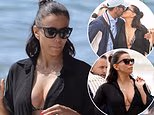 Eva Longoria, 51 anni, si esibisce in modo volgare in bikini e high trasparente mentre fa le valigie in PDA con il marito José Bastón