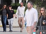 Ben Affleck e Jennifer Garner sembrano più una coppia che ex mentre si riuniscono felicemente con il figlio Samuel, 14 anni, prima di Pasqua