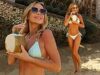 Amanda Holden, 55 anni, sfoggia la sua figura sbalorditiva in un minuscolo bikini mentre va in spiaggia durante una vacanza in famiglia soleggiata