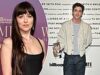 Dakota Johnson prepara il PDA con Position Mannequin durante una serata fuori a Los Angeles mentre il romanticismo si scalda