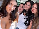 Kylie Jenner quasi si toglie il high del bikini bianco prima di posare con tutte e quattro le sue sorelle in un raro scatto