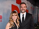 “Non dirò a nessuno come vivere”: Linda Cardellini difende i matrimoni aperti dopo che il suo co-protagonista in DTF David Harbour avrebbe violato le regole del suo accordo con l’ex moglie Lily Allen