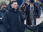 Jamie Bell svela il taglio di capelli Peaky Blinders del suo personaggio mentre viene visto sul set per la prima volta dopo che è stato rivelato il suo ruolo da protagonista nel movie drammatico sui gangster