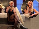 Denise Van Outen, 51 anni, sfoggia uno spettacolo con le gambe lunghe mentre indossa orecchie da coniglio e calze a rete per una sfilza di frizzanti scatti pasquali