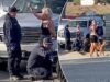 Tori Spelling e i suoi figli parlano con i paramedici dopo che il suo SUV è stato tamponato in un incidente stradale