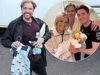 Darren Day mostra con orgoglio una tutina dopo essere diventato nonno a 57 anni mentre arriva a teatro per lo spettacolo di pantomima dopo la corsa al pronto soccorso