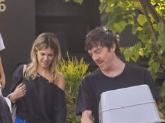 Tim Blackwell, 42 anni, e la fidanzata Lizzie Baxter, 28 anni, sono tutti sorrisi mentre fanno le valigie per una vacanza di Pasqua – dopo che la polizia ha schiaffeggiato la star di Nova FM con un ordine restrittivo per proteggere l’ex moglie